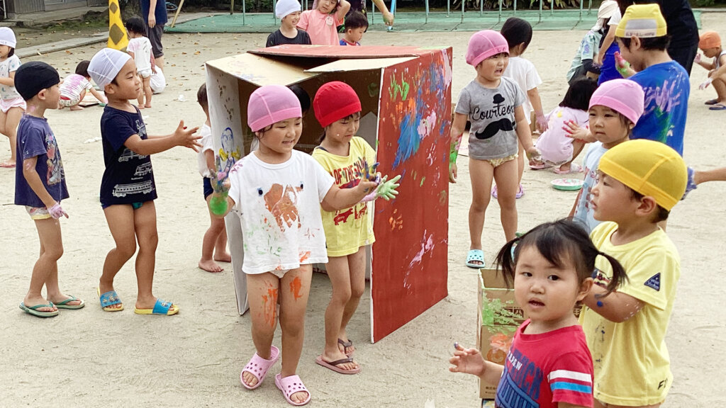 子供達が外で遊んでいる風景