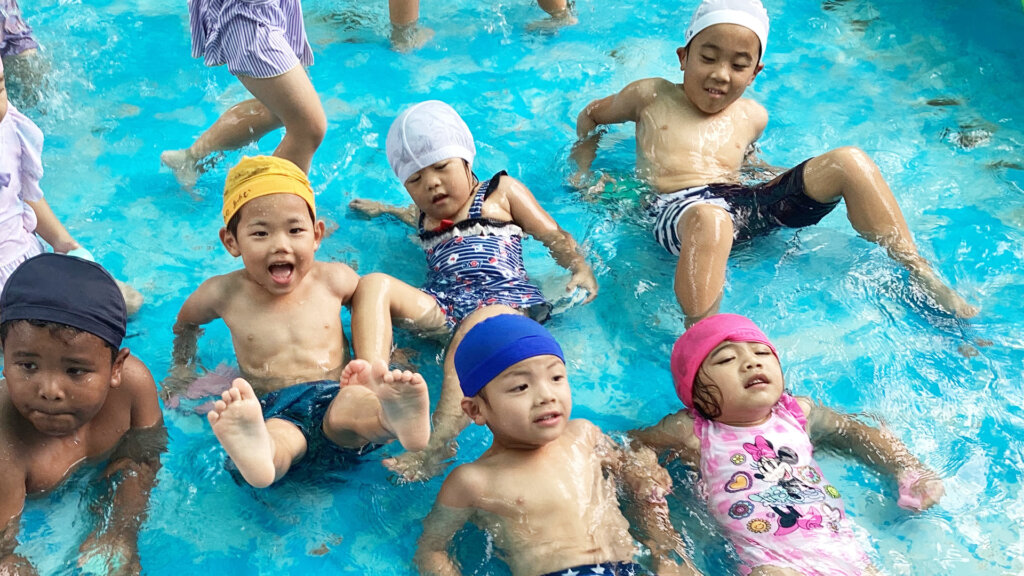 子供達が水の中で遊んでいる風景