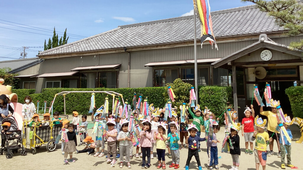 保育園の前で集合する子供達