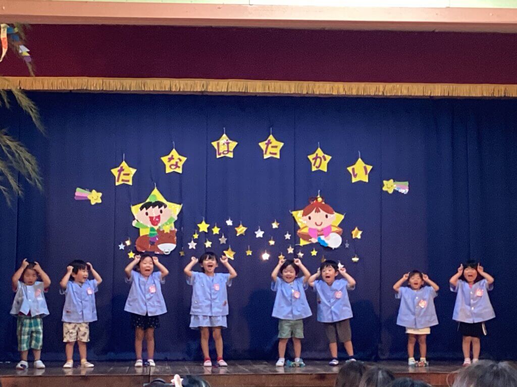 年少さん歌って踊る写真