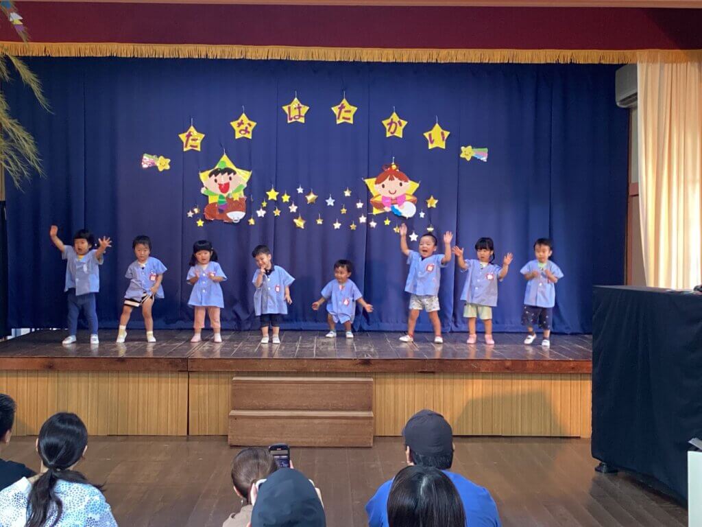 2歳児さん踊って歌たう写真_1