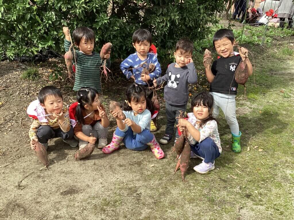 芋を持つ写真_1