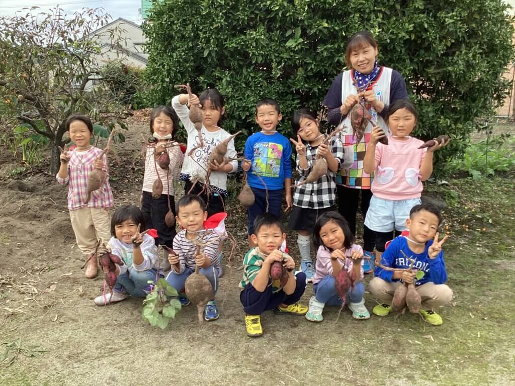 芋を持つ写真_2